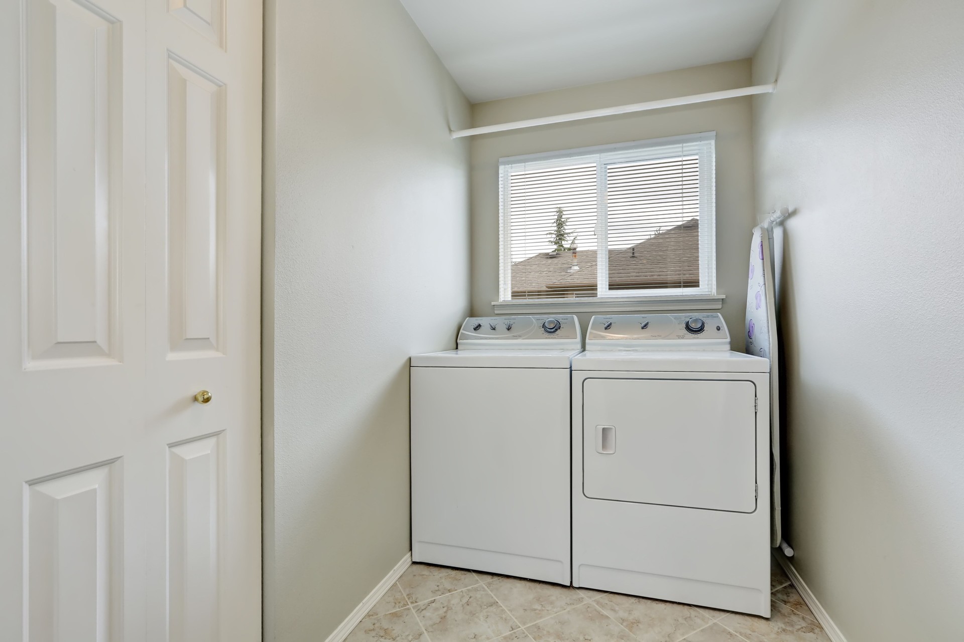 Small laundry room with old fashioned appliances.